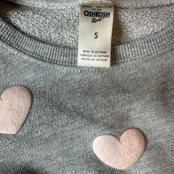 🍒🍒 3/7 BUNDLE DEAL Adorable Oshkosh B’gosh girls grey sweater with pink hearts 🩷 - Picture 2 of 4